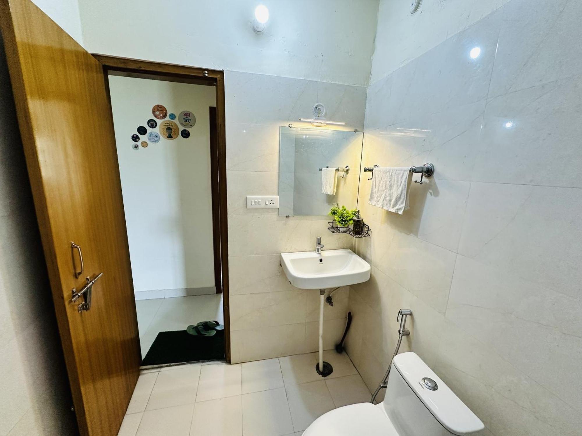 Zoomstay - 3Bhk Apartments Varanasi Esterno foto
